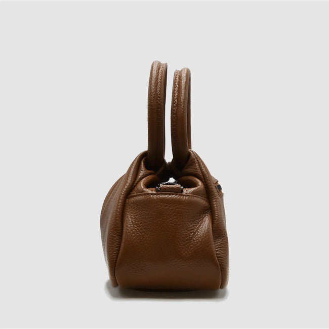 PETITE M - Borsa a mano in pelle martellata - MILK CHOCOLATE - MIDMAIND™ | BRAND